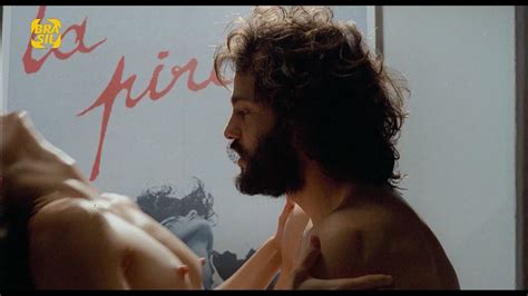 Naked Lídia Brondi in Rádio Pirata