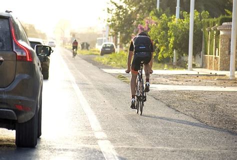 C Mo Deben Circular Los Ciclistas En La Carretera Legitima Defensa