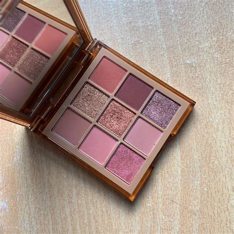 二手 huda beauty nude medium 九宮格眼影盤 香水美妝保養 臉部彩妝保養與清潔 化妝品在旋轉拍賣