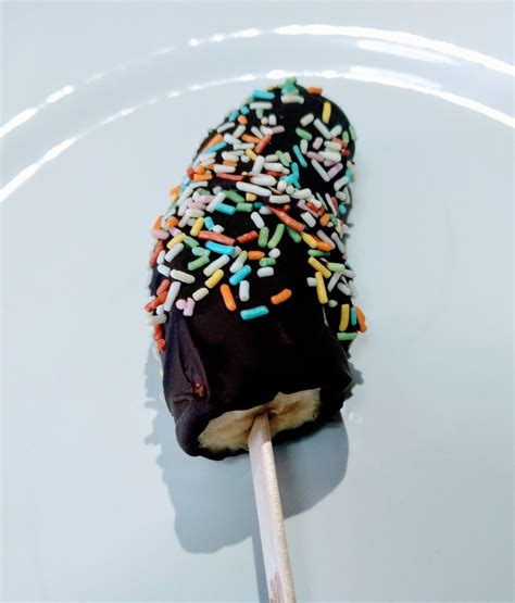 Pl Tanos Helados Con Cobertura De Chocolate Y Virutas De Colores Vino