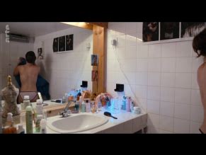 ENTRE SES MAINS NUDE SCENES AZNude