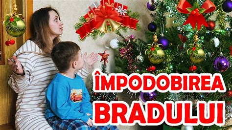 Impodobirea Bradului Alex Si Mama Impodobesc Bradul De Craciun