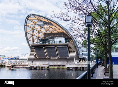 Canary Wharf Crossrail station - London Stock Photo - Alamy