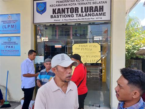 Tak Pernah Dilibatkan Warga Bastiong Talangame Palang Kantor Lurah