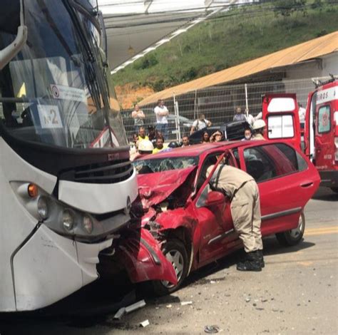 A Gazeta Acidente Entre ônibus E Carro Deixa Família Ferida Em Colatina