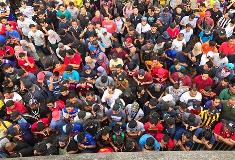 Penyokong Berkampung Di Stadium Untuk Beli Tiket Final Malaysia Vs