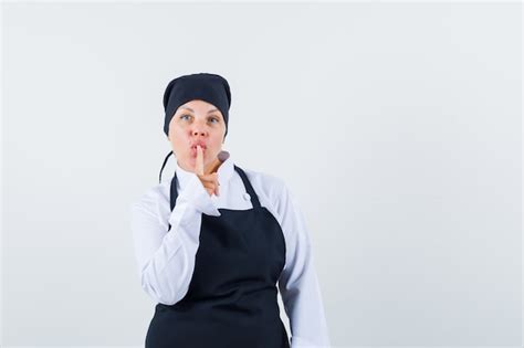 Femme Blonde En Uniforme De Cuisinier Noir Montrant Le Geste De Silence