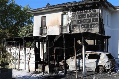 Brand In Bad Doberan Feuer Greift Von Auto Auf Haus Ber Nachbarn