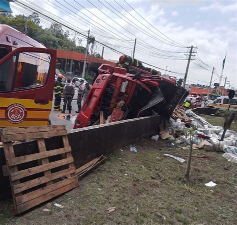 Motorista Perde Freio Na Descida E Caminh O Tomba No Retorno Do Km