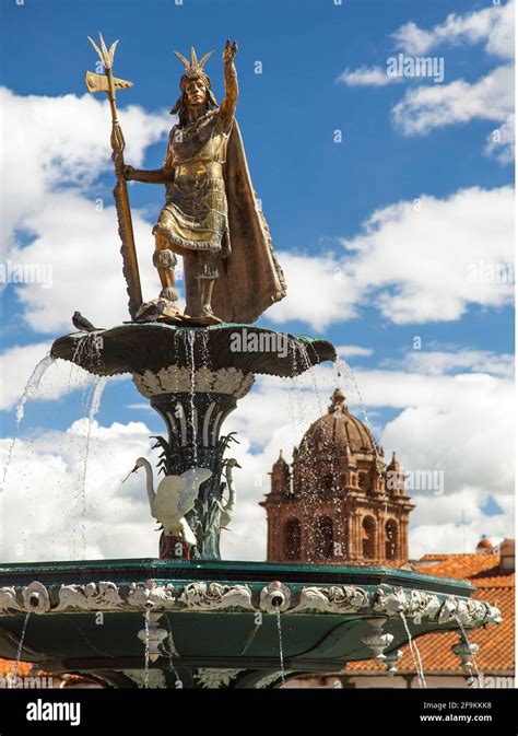 Statue Des Inka Pachacutec Auf Brunnen Und Katholische Kirche Auf Der