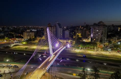 UN NUEVO PUENTE PEATONAL SE ELEVA SOBRE EL RÍO SUQUÍA Y UNE EL PARQUE