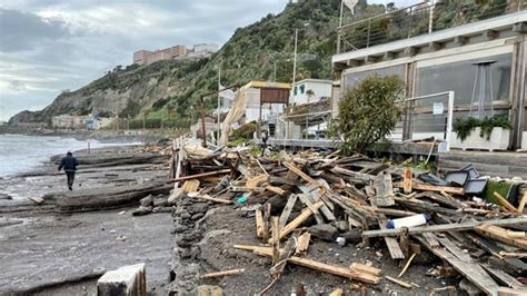 Mareggiata Danni Anche Su Via Napoli Foto Roberto Liguori