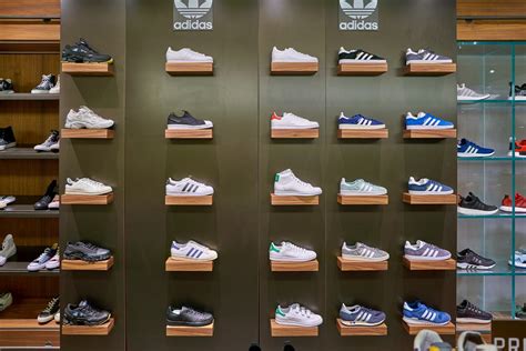 Kultowe buty Adidas trafiły na wyprzedaż Warto się spieszyć bo