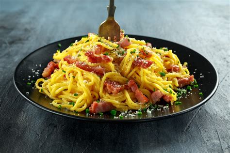 Macarrão a carbonara confira a receita completa aqui Receita Mais