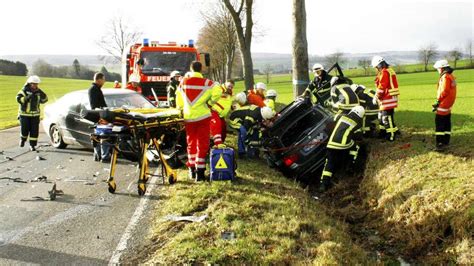 Fotos Uslar Feuerwehr Befreit Unfallopfer Aus Autowrack