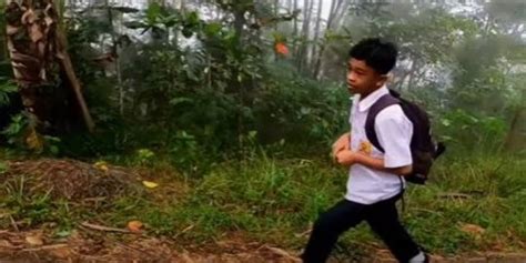 Tinggal Di Tengah Hutan Perjuangan Siswa Ini Berangkat Sekolah Jalan