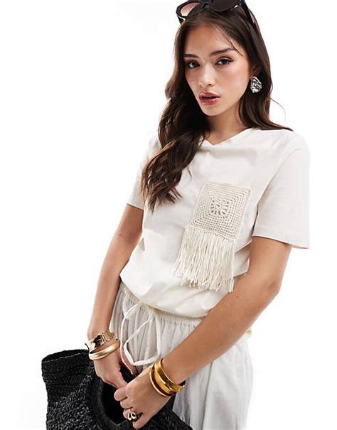 Camiseta Blanca Con Recuadro Con Flecos De Croché De Mango Asos