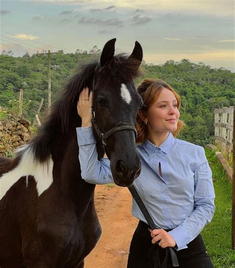 Após acidente em gravação Larissa Manoela volta às aulas de equitação