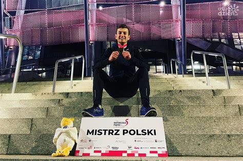 Mateusz Kaczor Ze Z Otym Medalem Mistrzostw Polski W Biegach Ulicznych