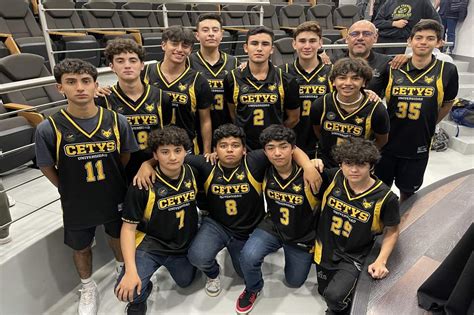 Equipos de básquetbol preparatoria reciben uniformes en CETYS Campus