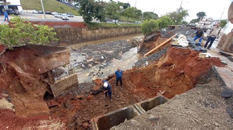 Chuva aumenta buraco aberto há mais de 4 meses e avenida é interditada