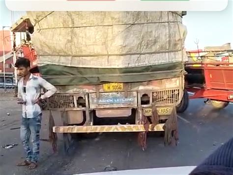 Accident Happened On Bhopal Indore Highway भोपाल इंदौर हाईवे पर हुआ हादसा हार्वेस्टर और ट्रक