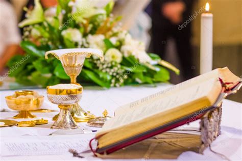 Altar Con Hostia Consagrada Que Se Convierte En El Cuerpo De Jesucristo