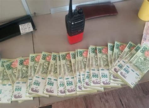 Encontró una billetera con 13 mil pesos y dólares y lo devolvió