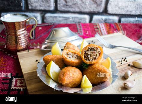 Comida Turca Tradicional Icli Kofte Bulgur Frito Y Carne Picada