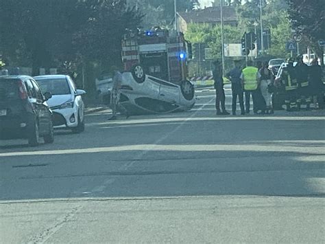 Cislago Auto Ribaltata Con Un Ferito Il Saronno