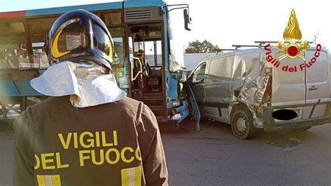 Pullman E Furgone Si Scontrano In Due All Ospedale Linkoristano