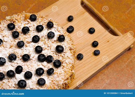 Torta Acodada Adornada Con Las Bayas Y Las Mentiras De La Miga En Un