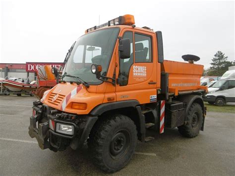 Zugmaschine Mercedes Benz Unimog U Mit Aufsatzstreuer