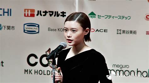 【動画ニュース】杉咲花「市子」女優主演賞、背中開きドレスで表彰式 監督が杉咲に感じた「強い引力」：第78回毎日映画コンクール 表彰式