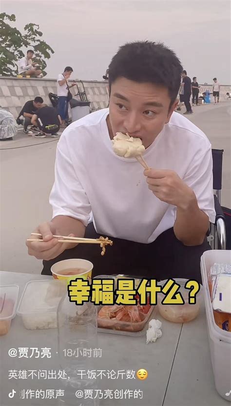 贾乃亮和群演吃同款剧组盒饭？大口啃馒头太抢眼，被赞接地气