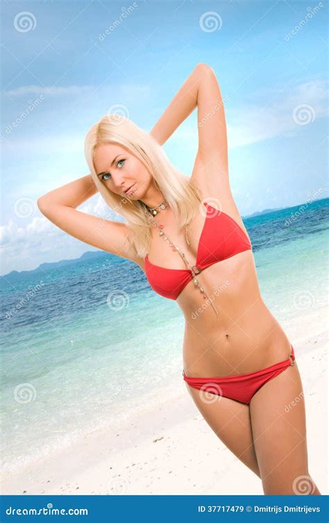 Sexy Frau Im Roten Bikini Auf Dem Strand Stockbild Bild Von