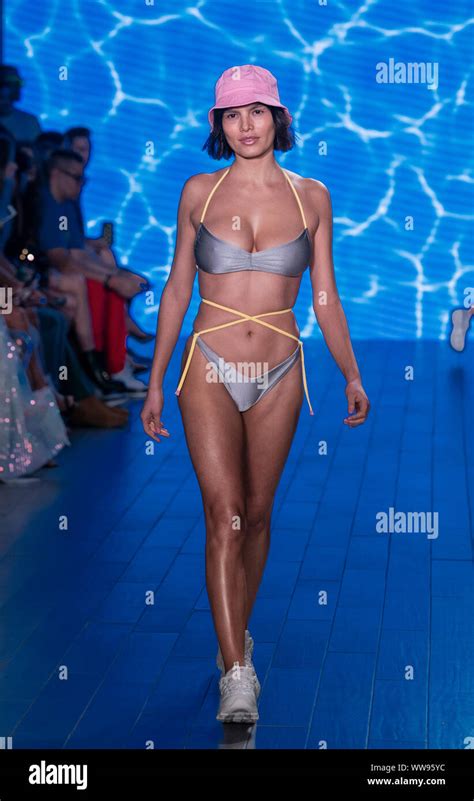 7 Hot Sexy Mery Racauchi Bikini Pics