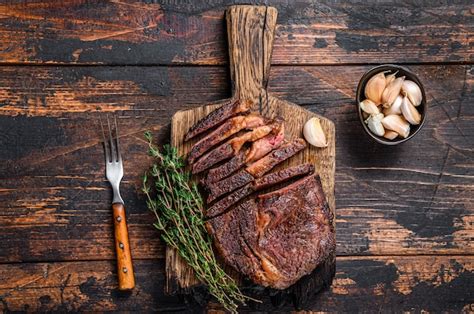 Filete De Carne De Vacuno Rib Eye Asado Y En Rodajas Sobre Una Tabla De