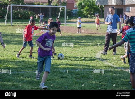 Los niños jugando fútbol en un parque al aire libre Fotografía de stock