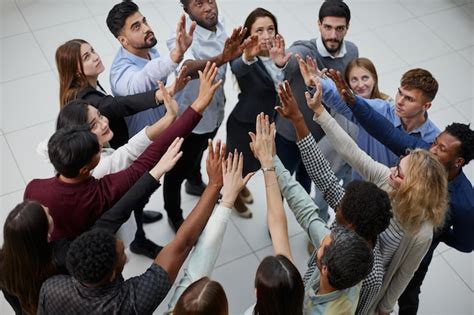 Personas De Diferentes Etnias Que Se Unen Para Cooperar Juntas Foto