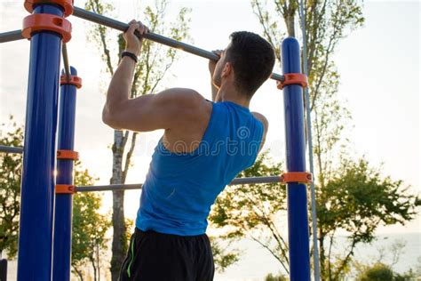 Hombre Muscular Que Hace Tir N Ups En La Barra Horizontal