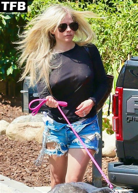 Avril Lavigne Sexy Through Pics Everydaycum The Fappening