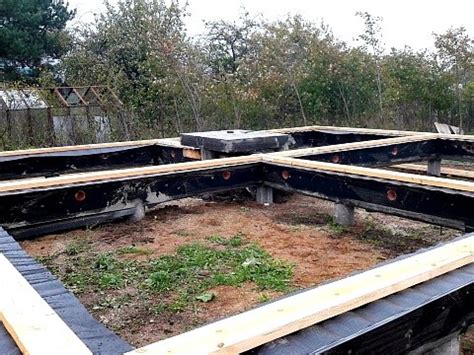 Для чего нужна подкладная доска под первый венец сруба