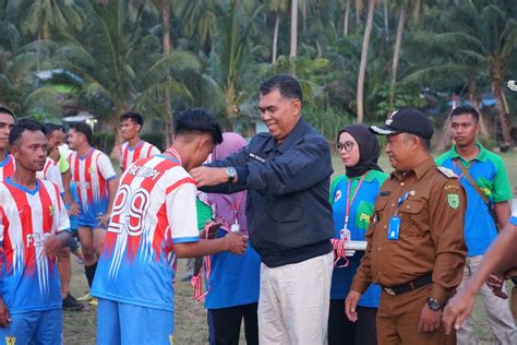 Bupati Natuna Resmi Tutup Turnamen Sepak Bola Pulau Midai Tahun 2023