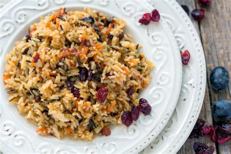 Pilaf Vegetariano De Una Mezcla De Arroz Salvaje Y Blanco Imagen De