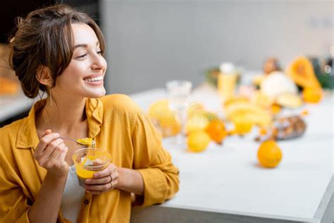 Mulher Comendo Pudim De Chia Na Cozinha Imagem De Stock Imagem De