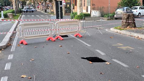 Grottaferrata Si Apre Una Voragine In Viale San Nilo Tratto