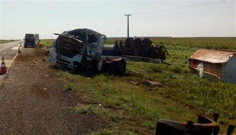 Motorista Tenta Desviar De Buraco E Tomba Carreta Com 50 Mil Litros De