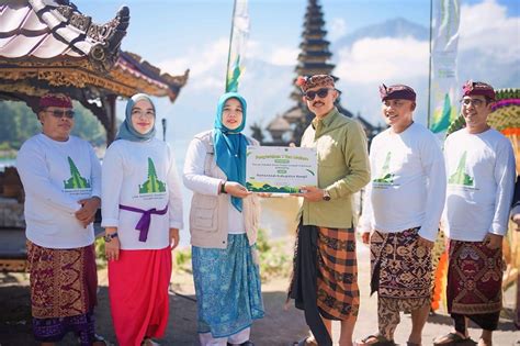 Sebarkan Eco Enzyme Di Danau Batur Pegadaian Tegaskan Komitmen