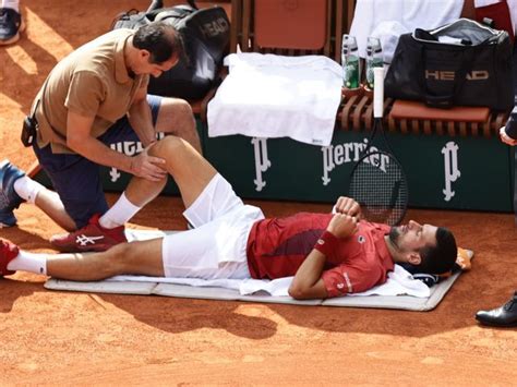 French Open Novak Djokovic Verletzt Sich Am Knie Und Gibt